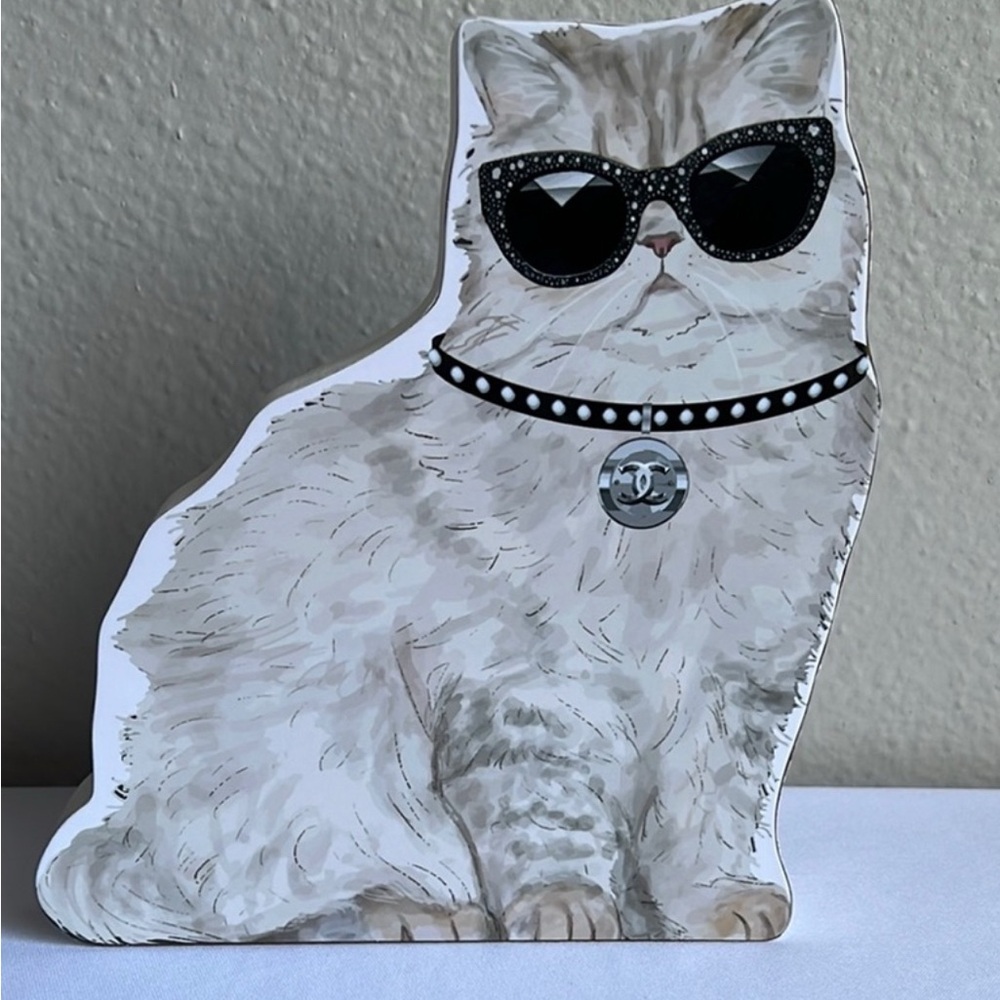 Stylish Cat Decor with Black Accents - Picture 1 of 2
